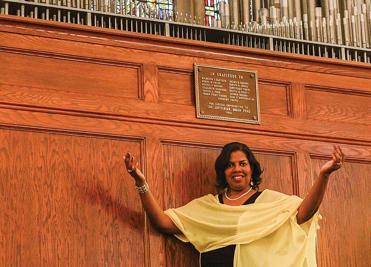 Organist Caroline Robinson